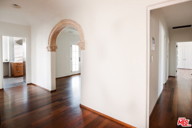 Foto del edificio - 1302 N Sweetzer Ave