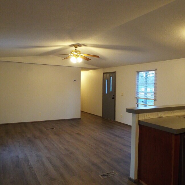 Building Photo - 302 Ward Rd