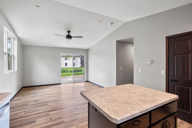 Foto del edificio - New Construction Home for Rent in Oshkosh, WI