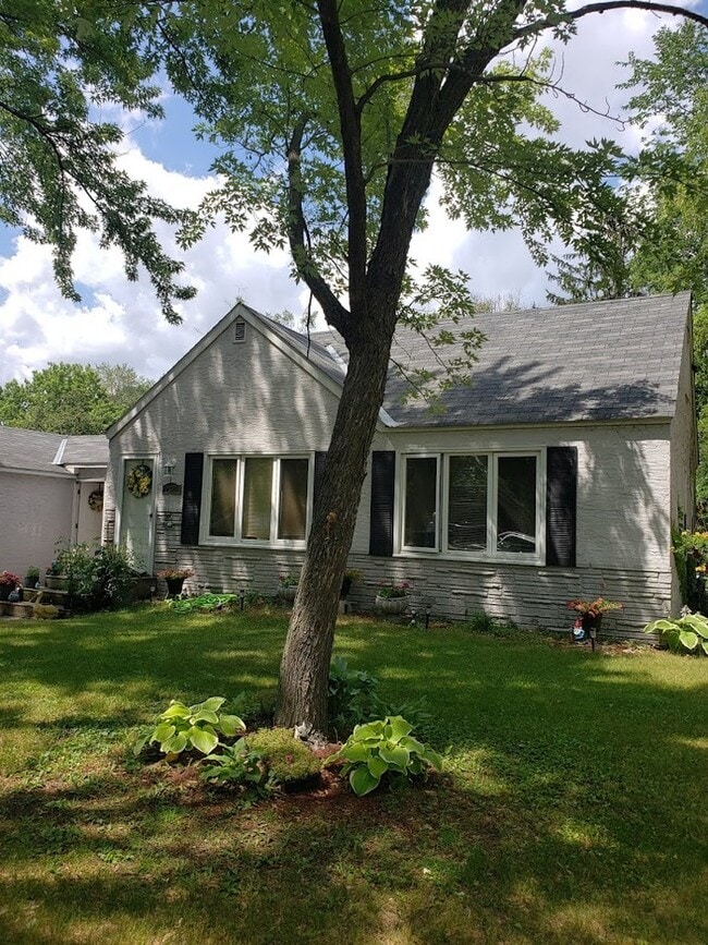Building Photo - 2245 Pinewood Dr