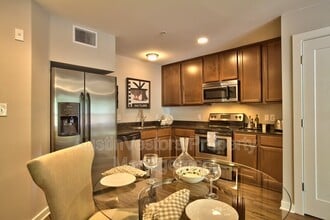 Building Photo - 924 E 51st St