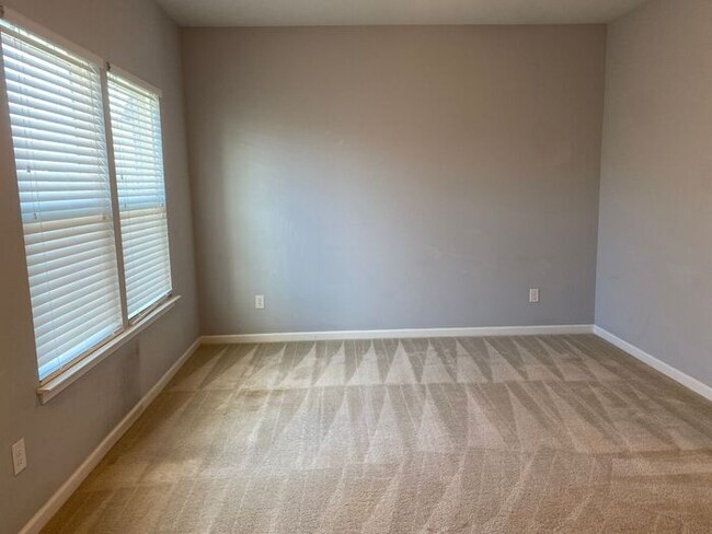 Building Photo - Beautiful 3 Bedroom Home in Avondale Park