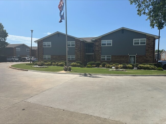 Building Exterior - Winds of Oak Forest