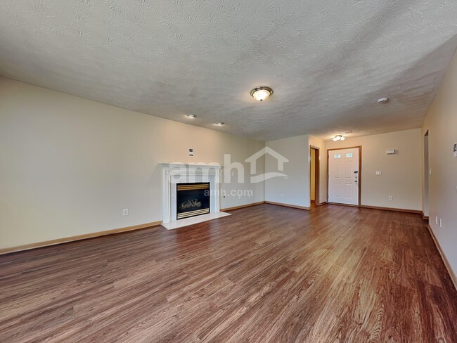 Building Photo - 940 Fox Croft Pl