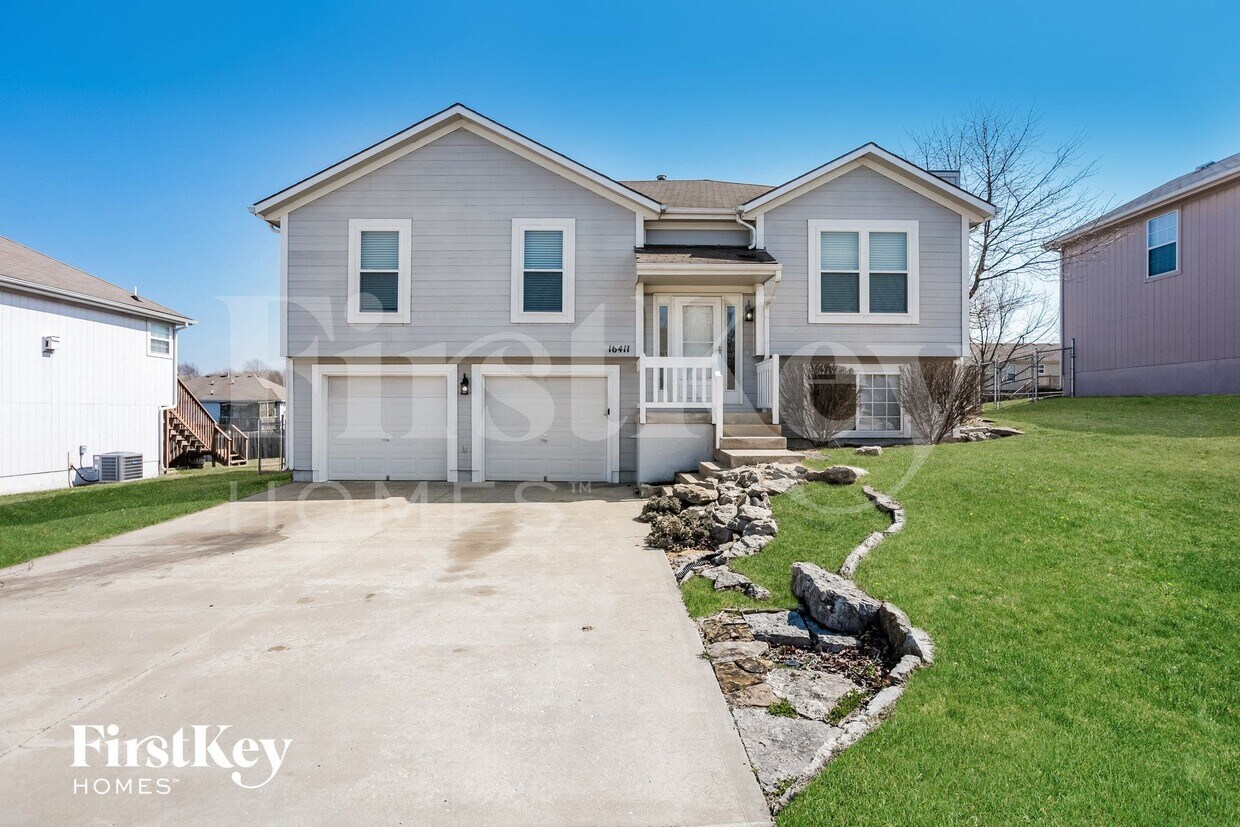 Foto principal - 16411 Slater Ave