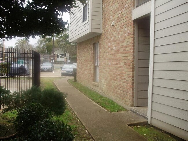 Building Photo - 17331 Red Oak Dr