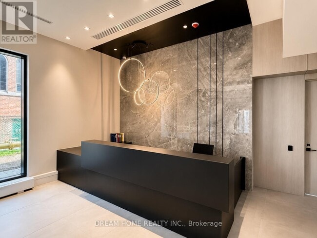 Building Photo - 609 Sherbourne St