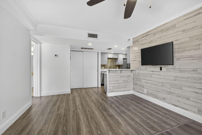 Building Photo - 612 Executive Center Dr