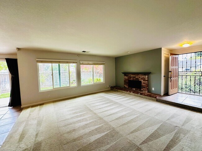 Building Photo - Single Story townhome, water/sewer paid by...