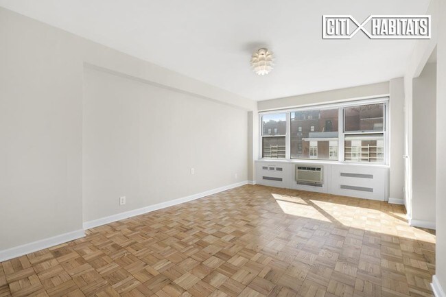 Building Photo - 150 E 77th St