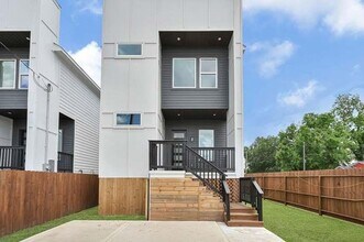 Building Photo - 2104 Bringhurst St