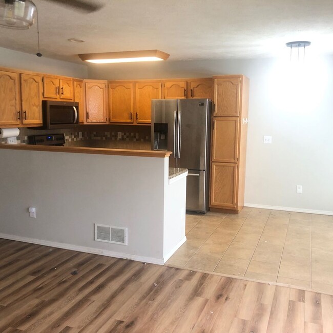 Building Photo - Very sharp 2BR 2.5 bath(2 master bathrooms...