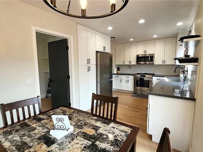 Foto del edificio - 8705 Villa Ridge Dr
