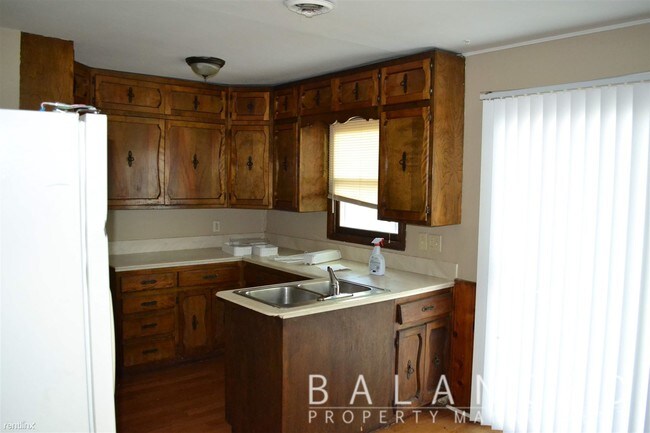 Building Photo - 3 br, 1 bath House - 3345 SE Girard St