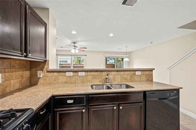Foto del edificio - 16131 Sweetwater Fields Ln