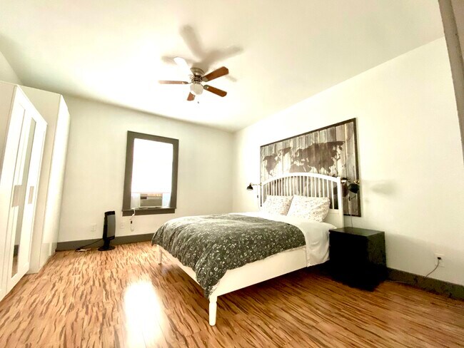 Foto del edificio - 1922 Rosewood St