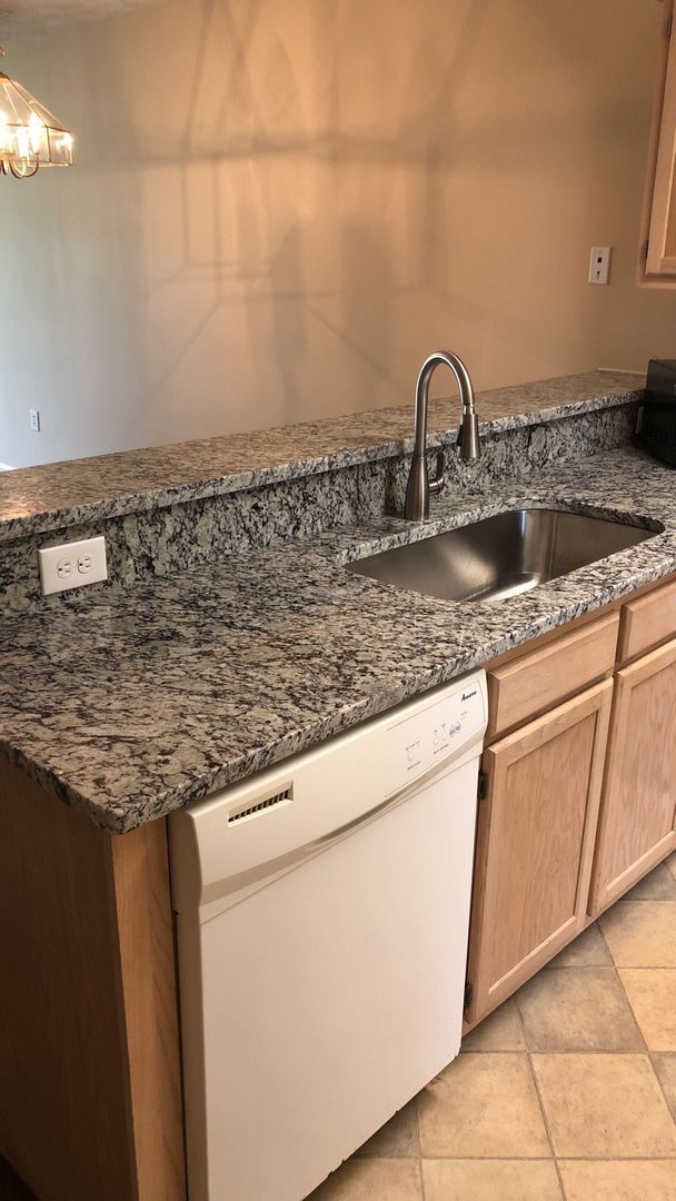 Foto del edificio - BIG REDUCTION!  River Oaks 28E - SPECIAL - 2nd month 1/2 half off rent