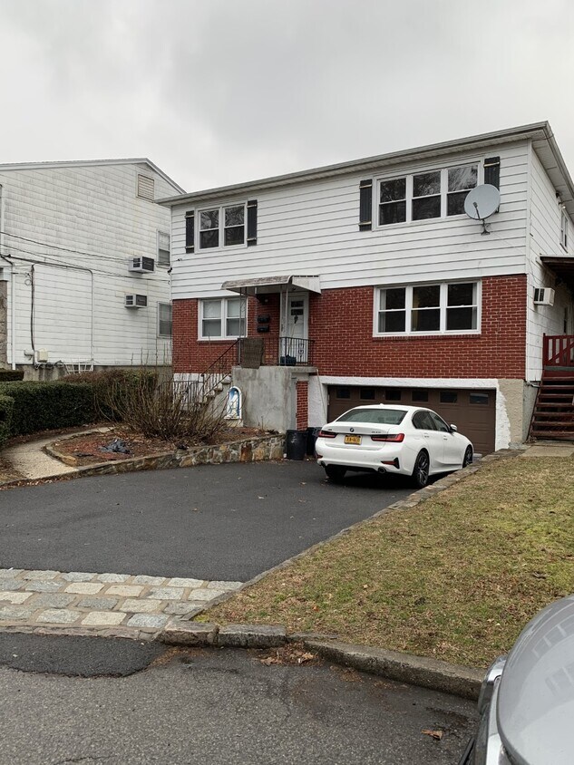 Primary Photo - 2 Victoria Ln