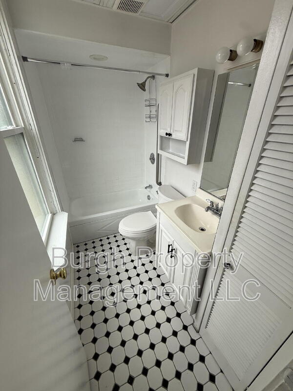 Foto del edificio - 2206 Woodstock Ave