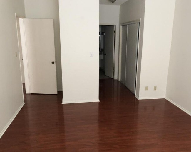 Interior Photo - 858 S Shenandoah St