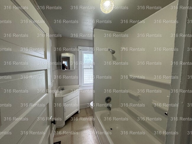 Building Photo - $995 - 4 bed 1 bath - Single Family Home