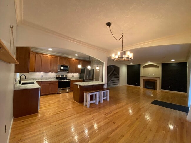 Building Photo - Move-in special $500 Off first month's ren...