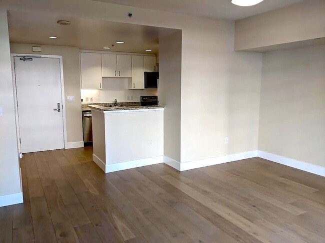 Building Photo - 260 King St