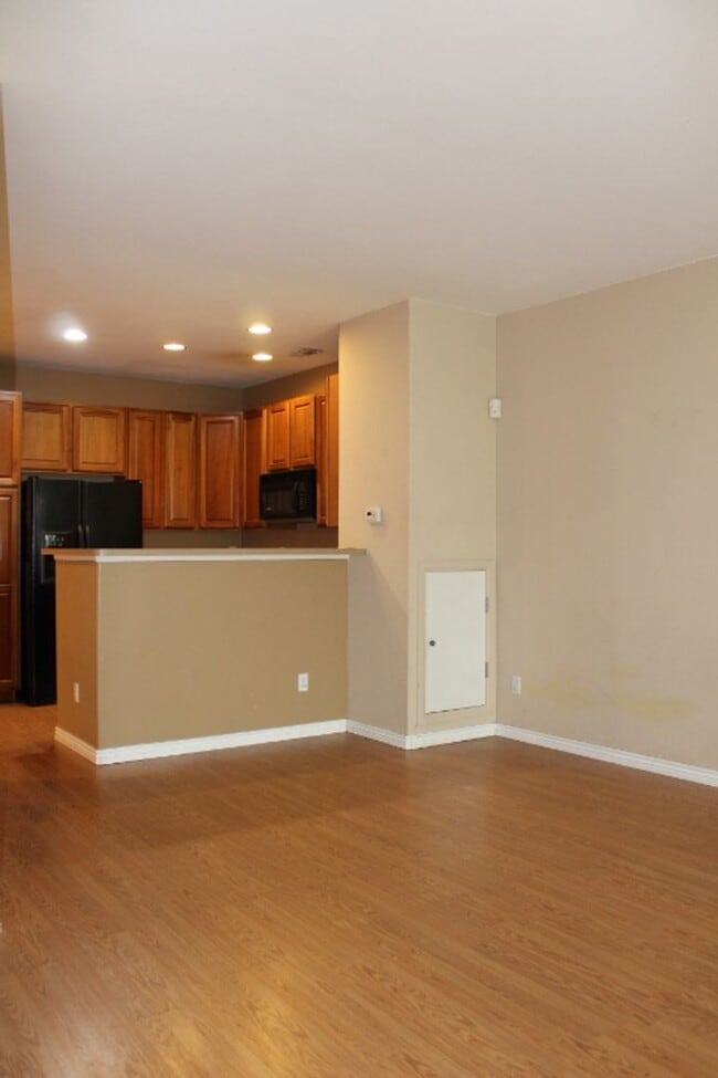 Building Photo - Reduced Price! Cozy and Convenient 2 Bedro...
