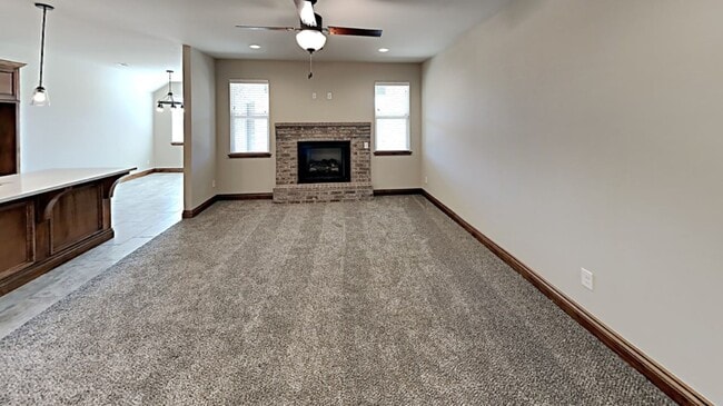 Building Photo - Very Nice 3 Bedroom 2 Bath Home in Yukon S...