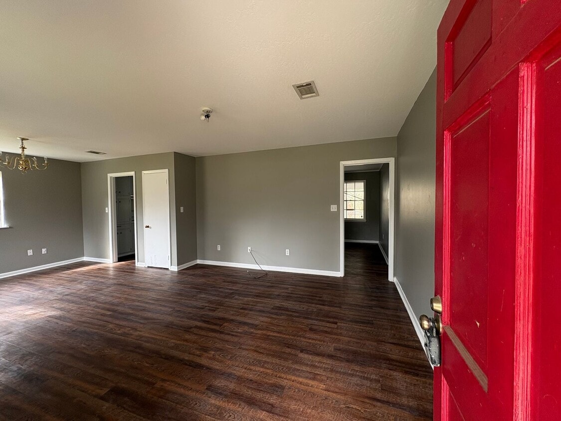 Building Photo - 3 Bed 1.5 Bath House Available for Rent