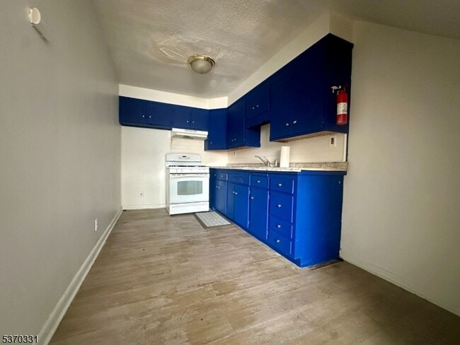 Building Photo - 530 Valley Brook Ave
