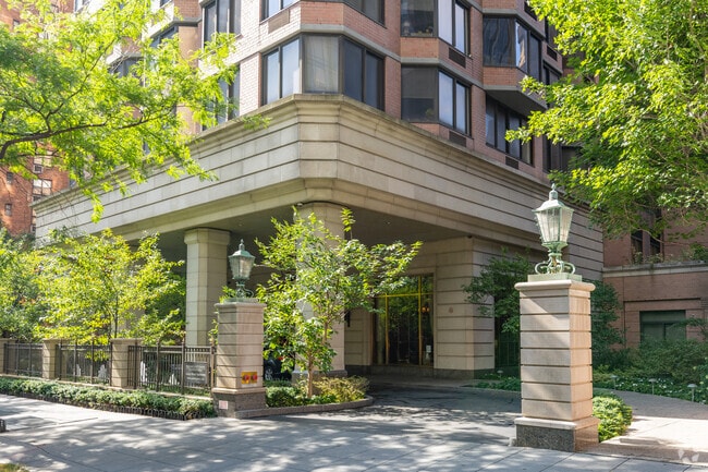 Building Photo - 245 E 39th St