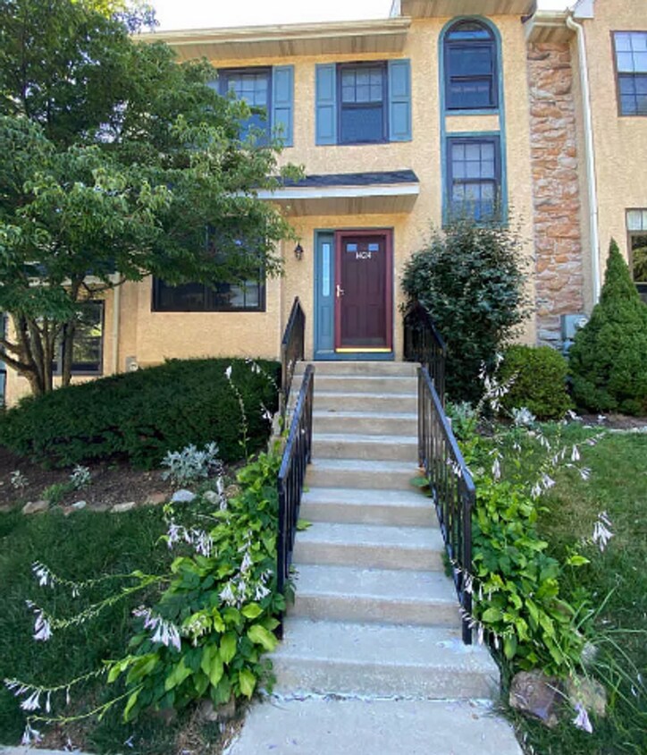 Primary Photo - 3 Bedroom 2.5 Bath Townhouse in Woodlands ...