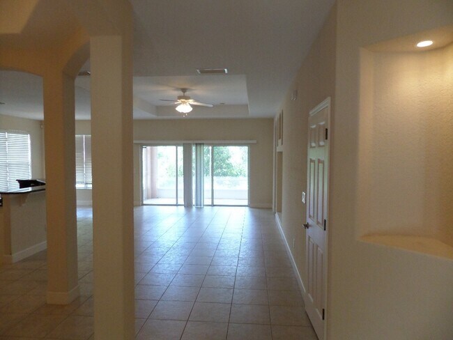 Building Photo - Hunters Ridge Beauty