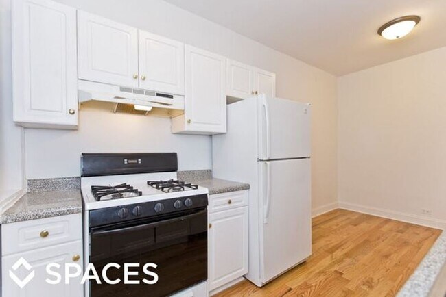 Building Photo - 1634 W Montrose Ave