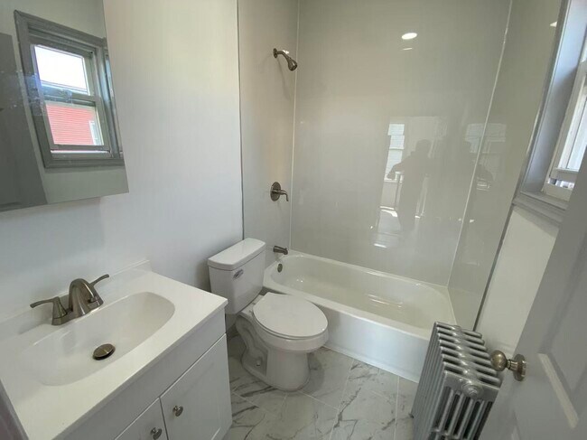 Foto del edificio - 124 Winfield Ave