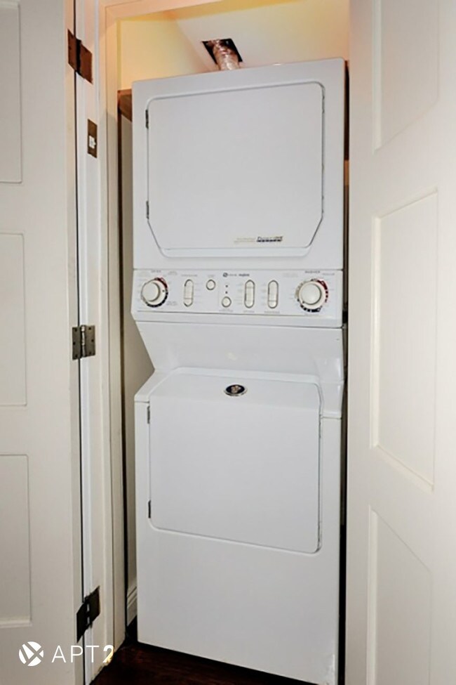 Building Photo - 248 E 83rd St