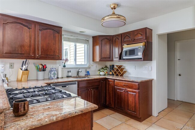 Building Photo - 44 Frazer Dr