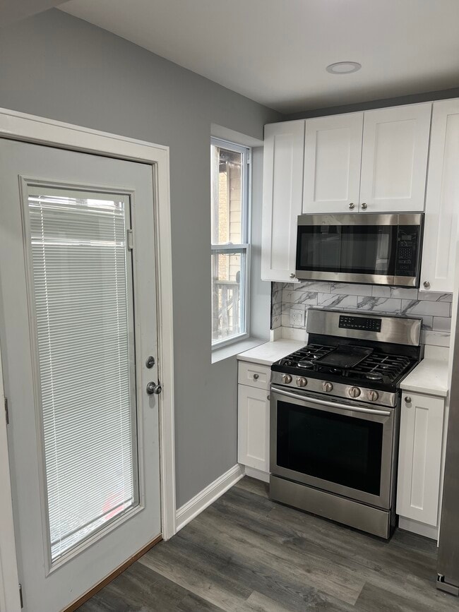 Photo - 1629 W Granville Ave (Chicago, IL) Apartment