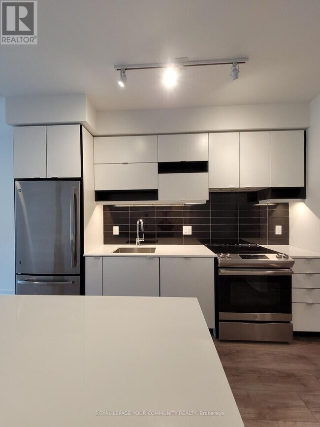Photo du bâtiment - 4065-4065 Confederation Pkwy