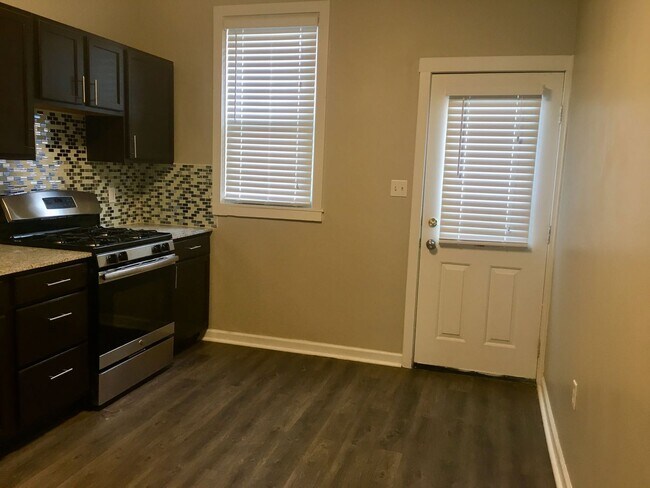 Foto del edificio - *** Duplex Style Apartment * Pet Friendly * Renovated * Available Now * Granite Counters * Stainl...