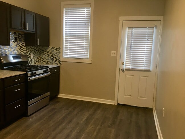 Building Photo - *** Duplex Style Apartment * Pet Friendly * Renovated * Available Now * Granite Counters * Stainl...