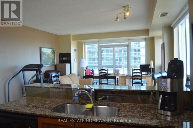 Photo du bâtiment - 2121 Lake Shore Blvd W