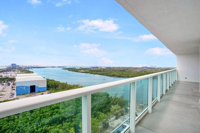 Foto del edificio - 100 Bayview Dr