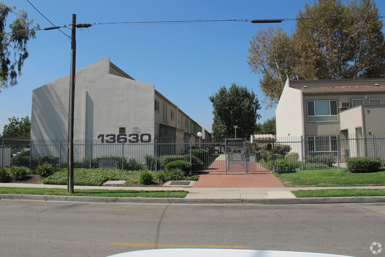 Building Photo - Foster Avenue Apartments