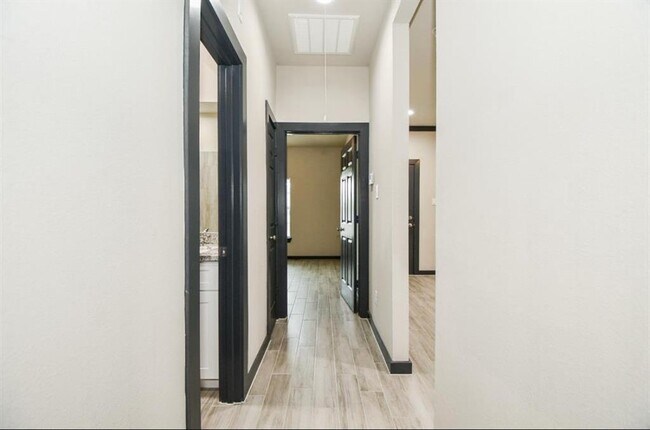 Foto del edificio - 7802 Dandy St