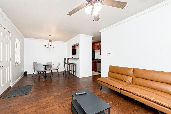 Building Photo - 2 Bedroom Downstairs condo available Now N...