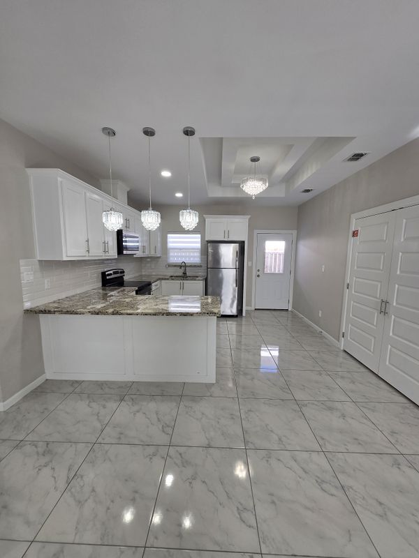 Foto del edificio - 1018 N Woodson Ave