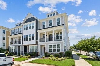 Building Photo - 1550 Green Hill St