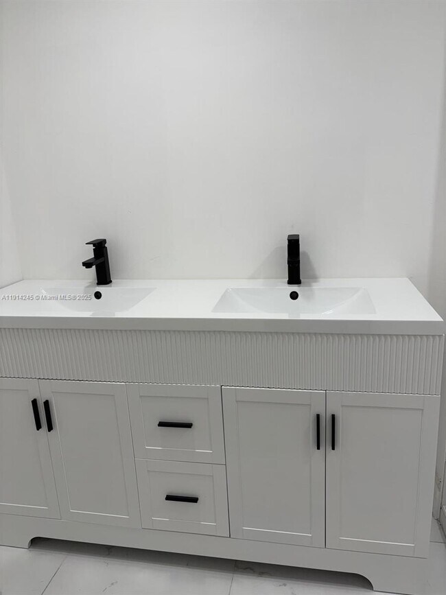 Foto del edificio - 18151 NE 31st Ct